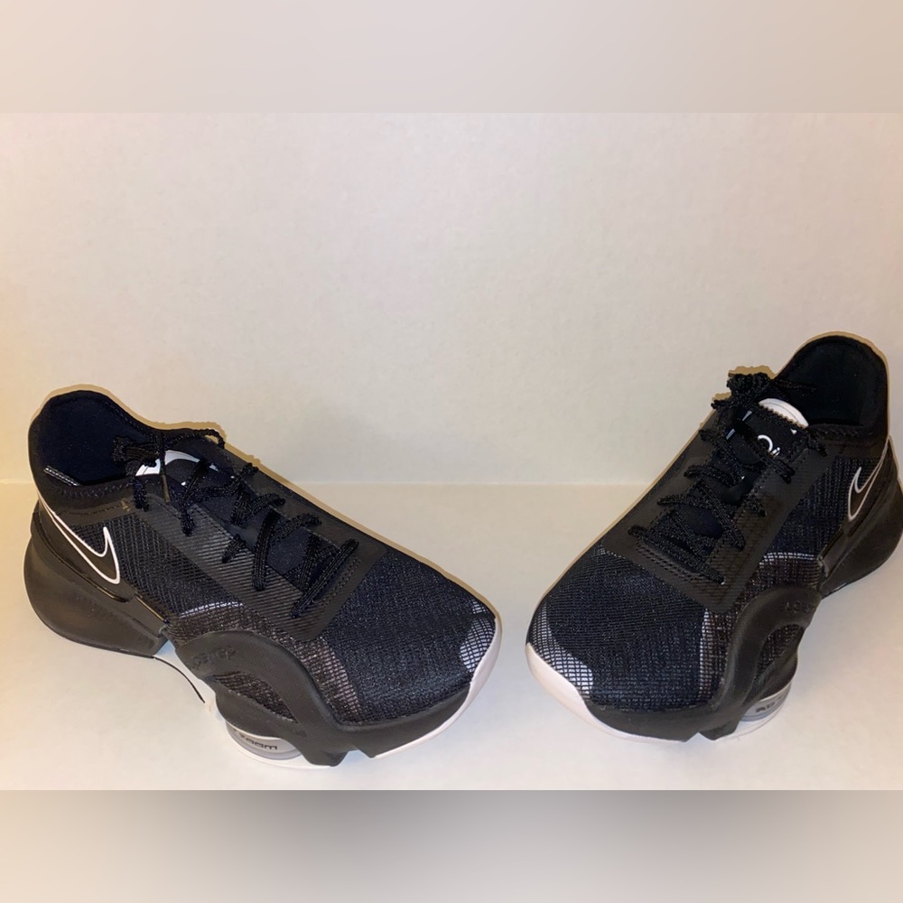 W Nike Air Zoom superrep 3 

Size 8.5 

Black white